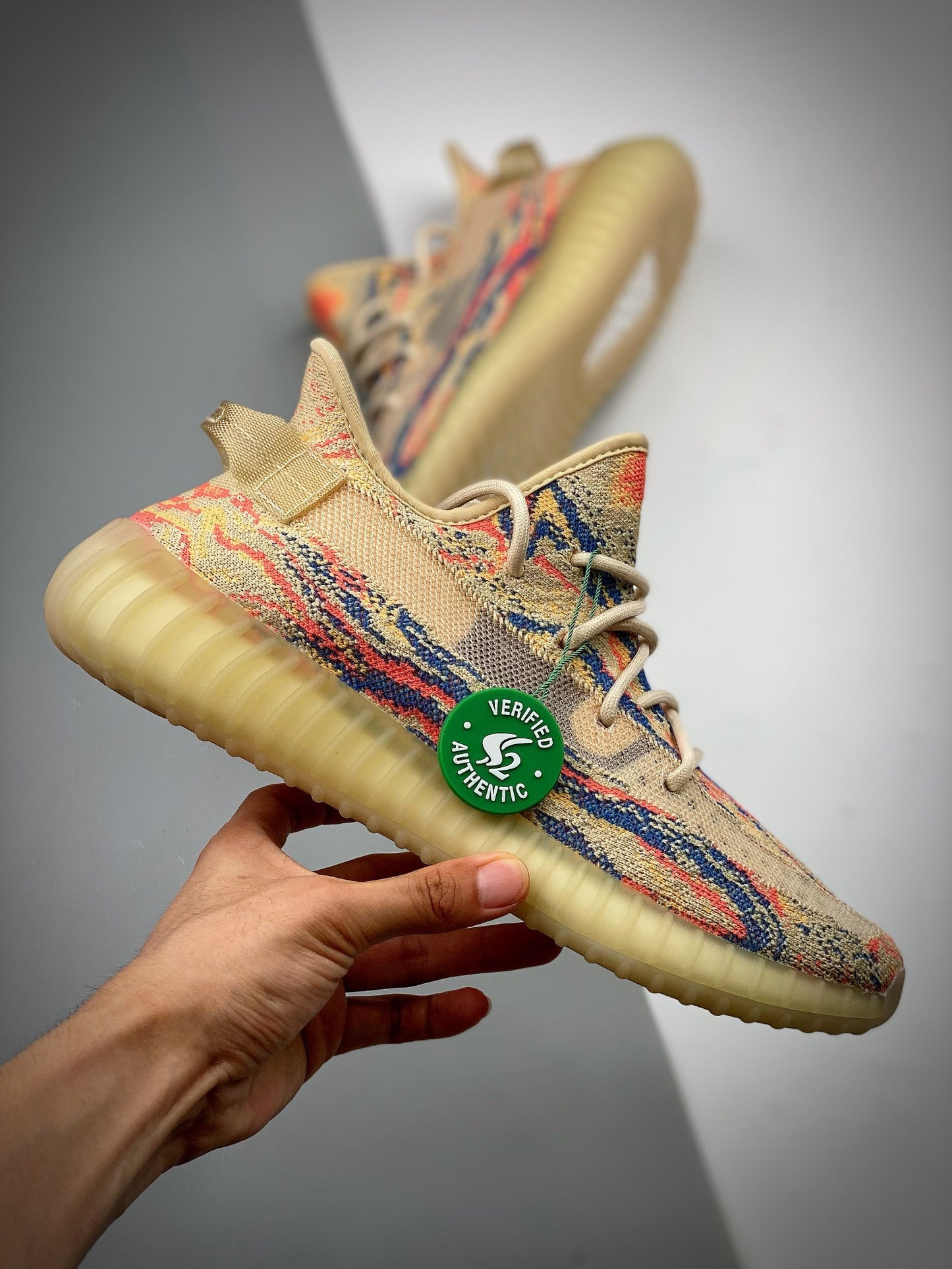 Yeezy 350V2 "MX Oat" Tyrannosaurusmon. Versão exclusiva.