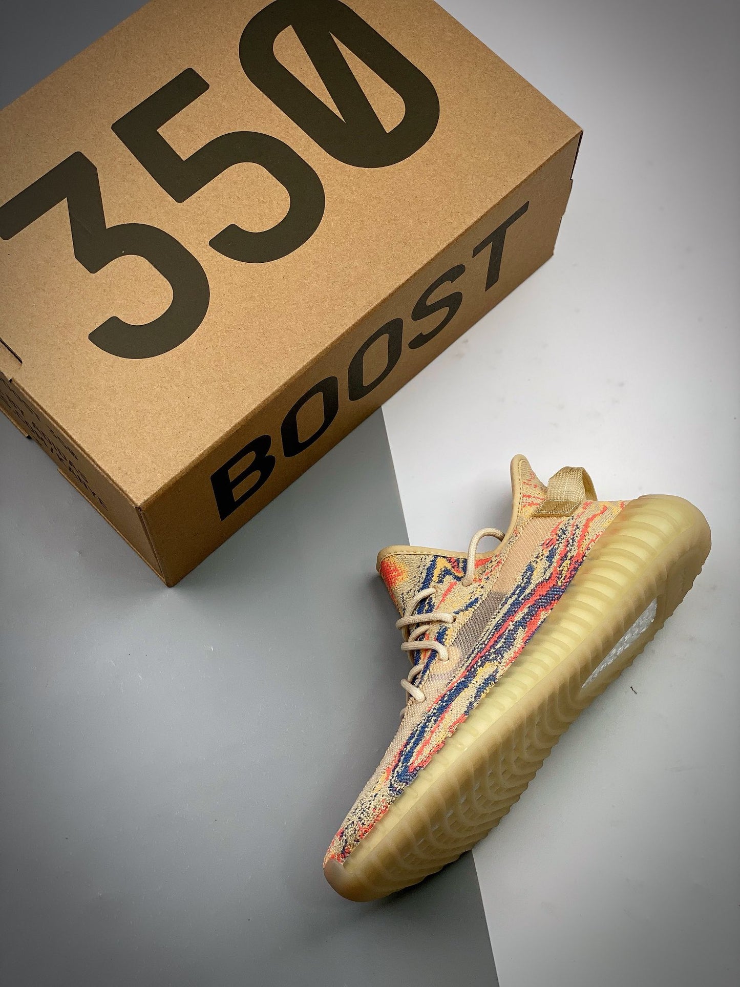 Yeezy 350V2 "MX Oat" Tyrannosaurusmon. Versão exclusiva.