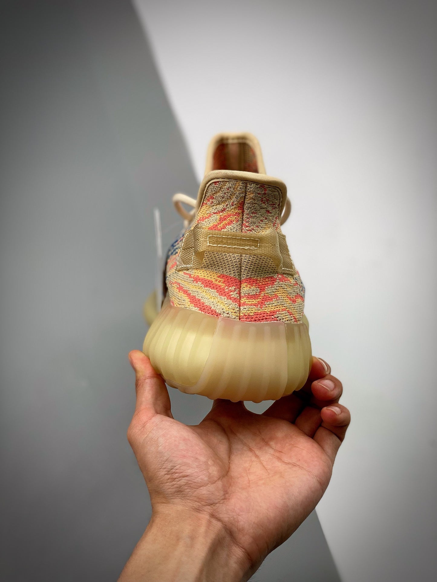 Yeezy 350V2 "MX Oat" Tyrannosaurusmon. Versão exclusiva.