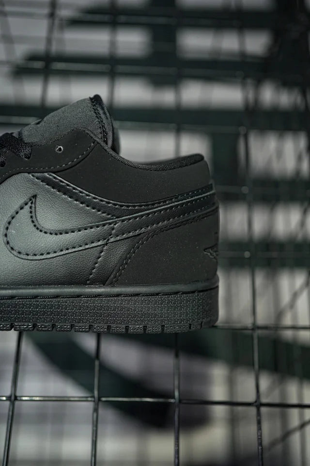 ir Jordan 1 Low Triple Black