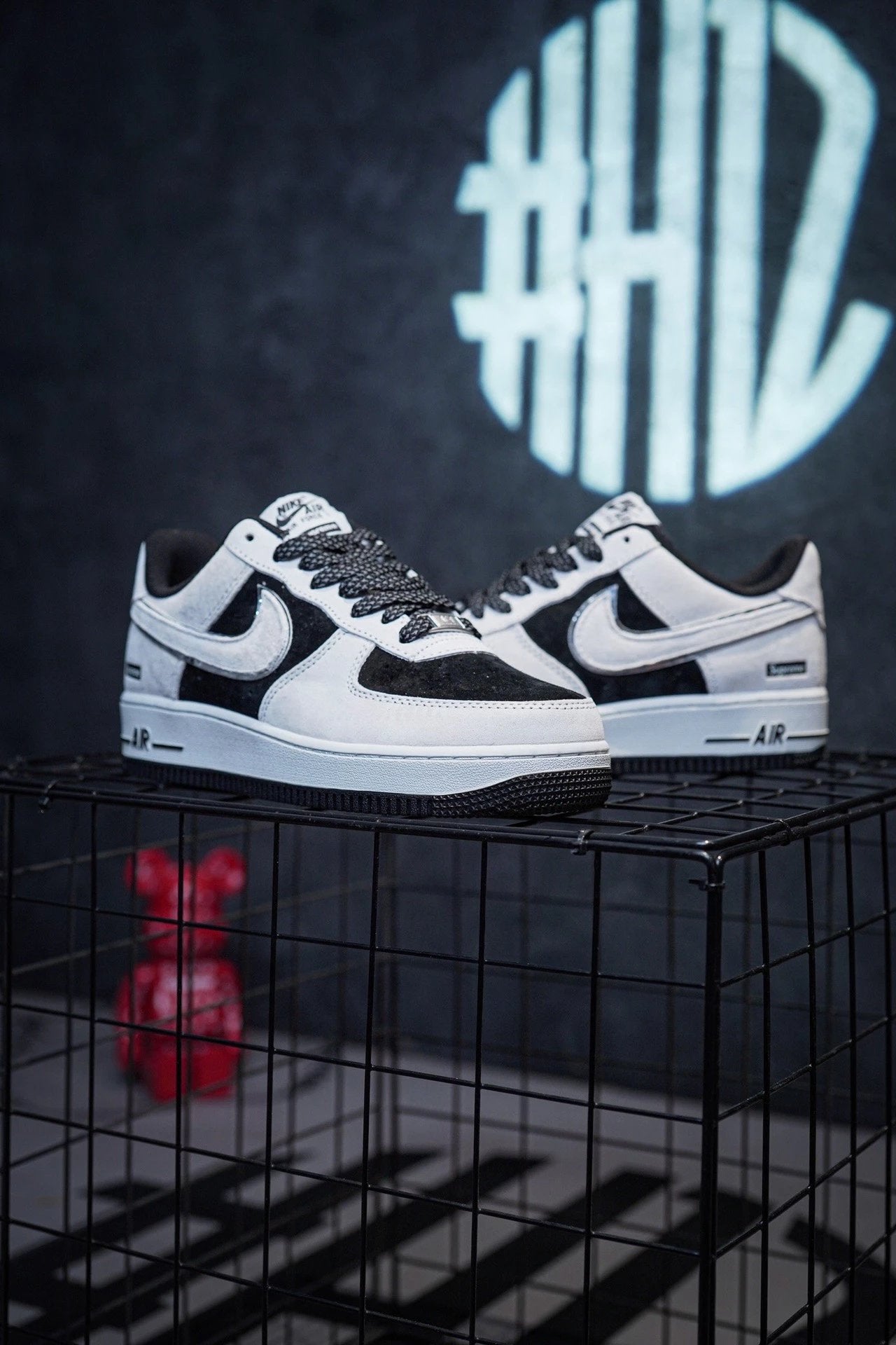 Superme × Nike Air Force 1 Low