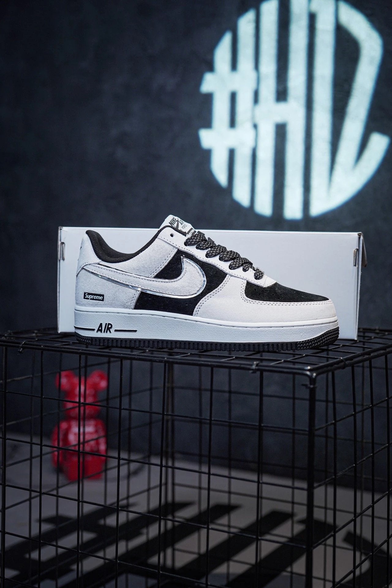 Superme × Nike Air Force 1 Low