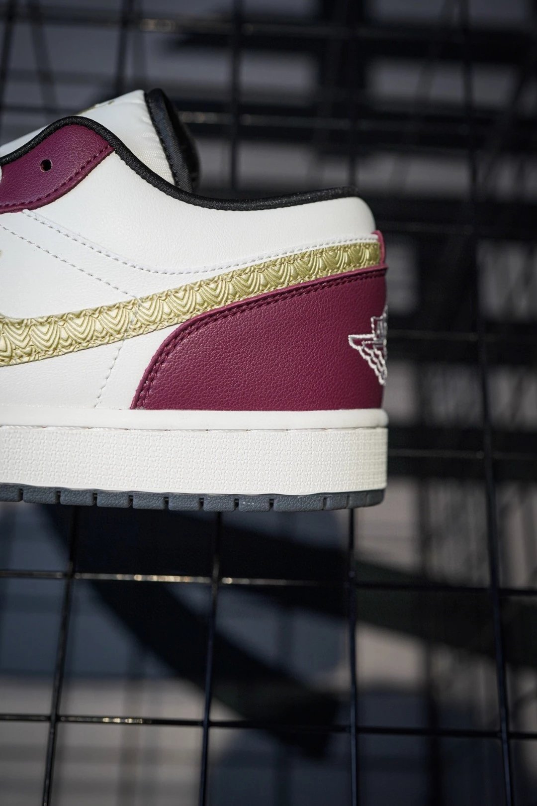 Jordan 1 low "Ano do Dragão" Pena de Ouro Branco-Vermelho-Amarelo