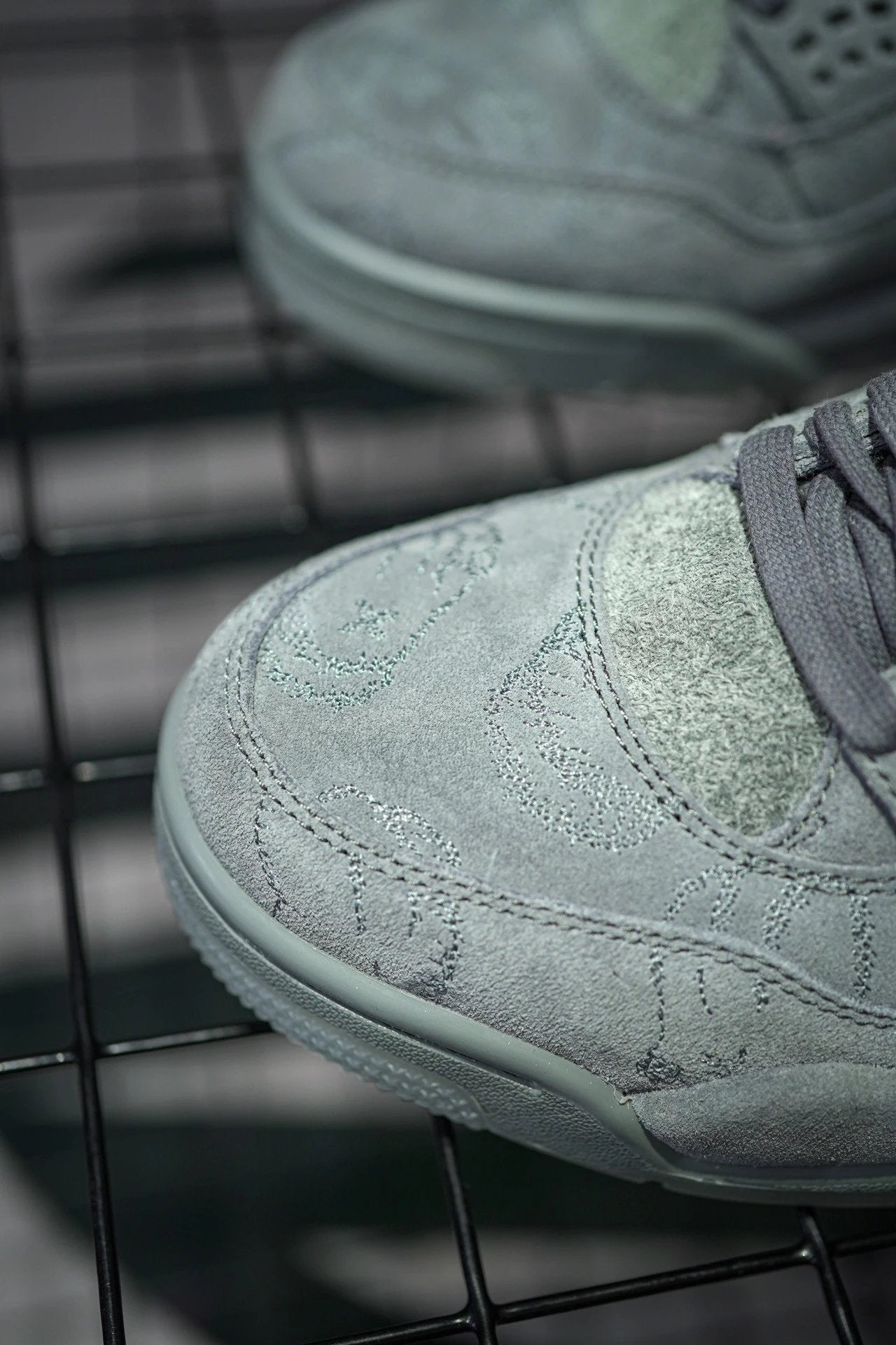 Jordan 4 Retro Kaws Grey Suede de Dongguan Dachang