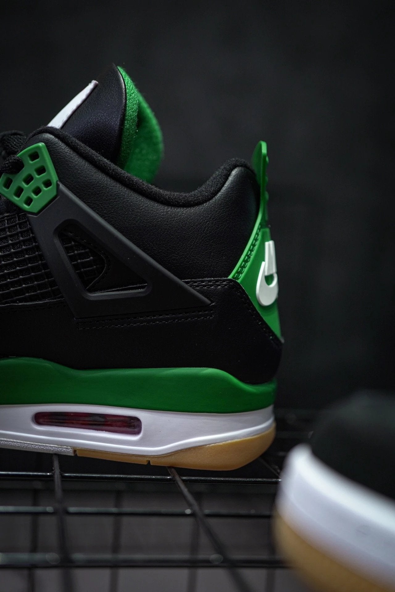 NK SB x Air Jordan 4 co-branded preto e verde