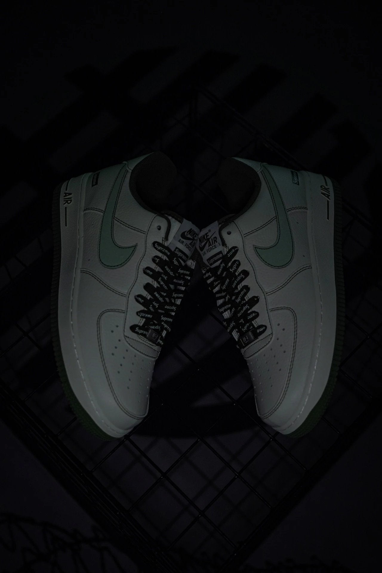 Superme × Nike Air Force 1 Low