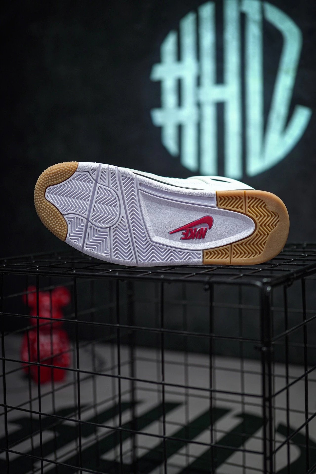 Nike SB x Air Jordan 4 co-branded preto e branco