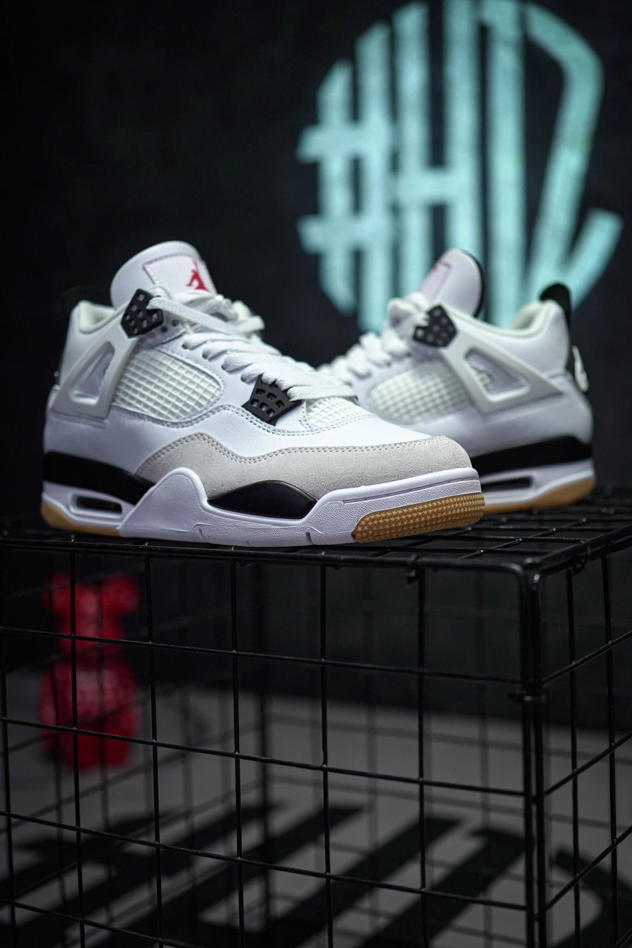 Nike SB x Air Jordan 4 co-branded preto e branco