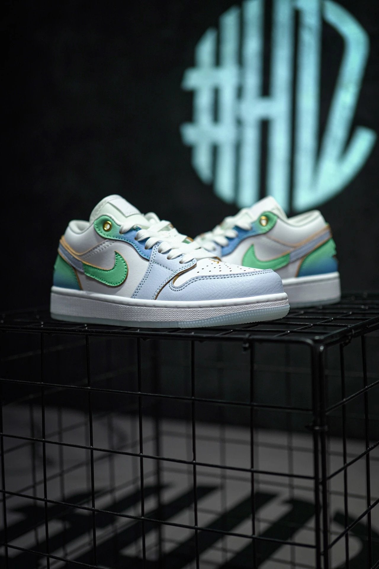 Jordan 1 Low "Emerald Rise" Branco & Azul