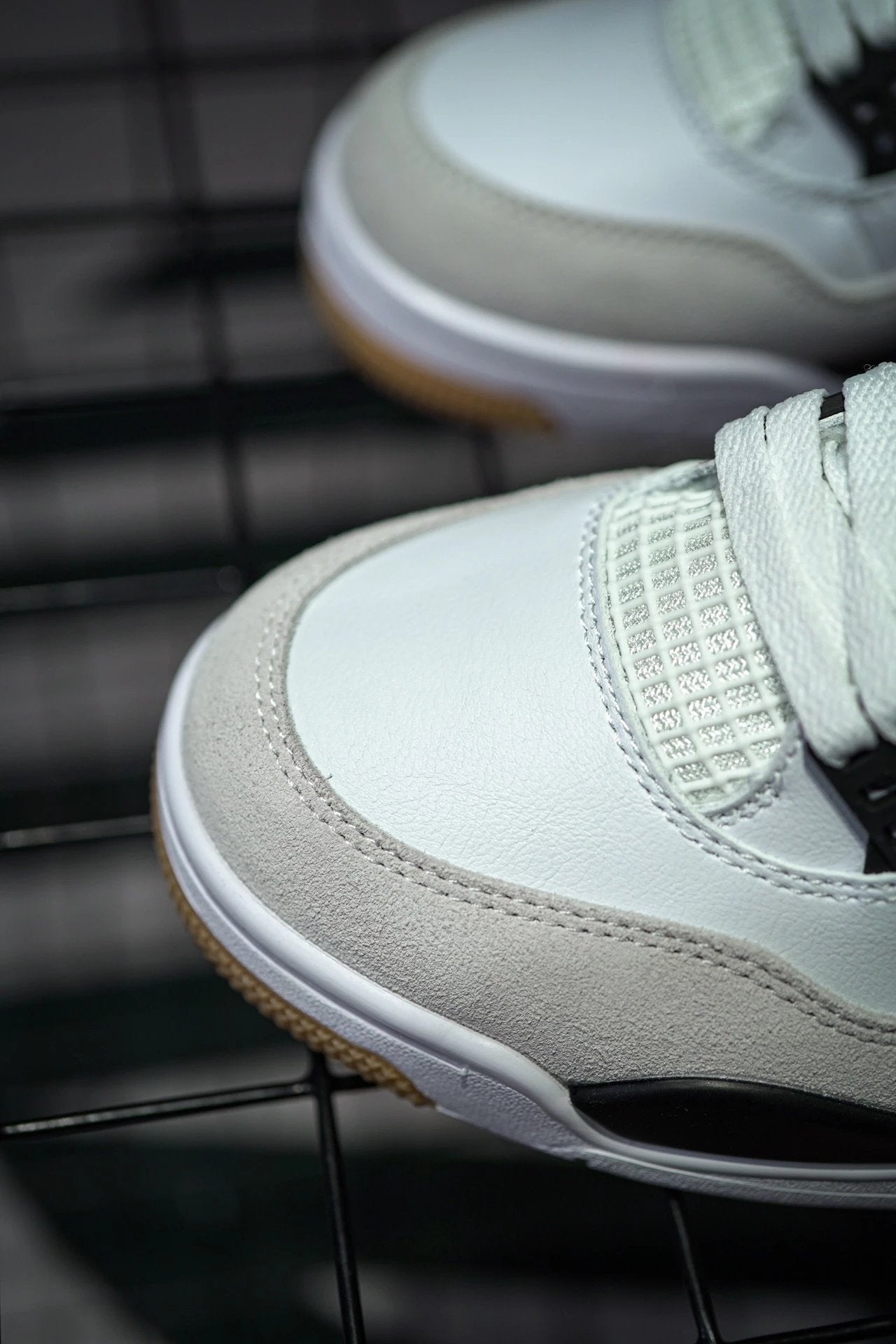 Nike SB x Air Jordan 4 co-branded preto e branco