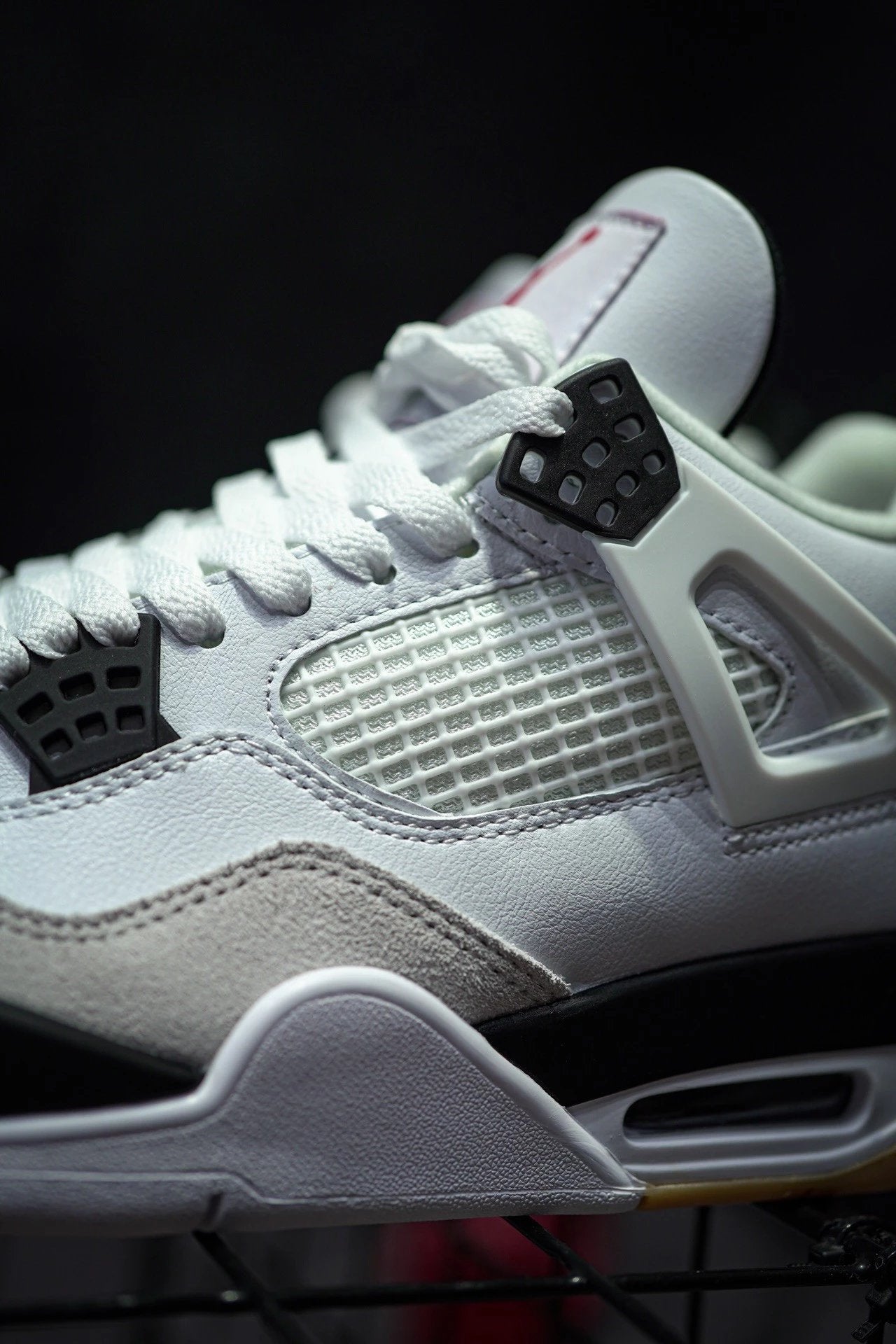 Nike SB x Air Jordan 4 co-branded preto e branco