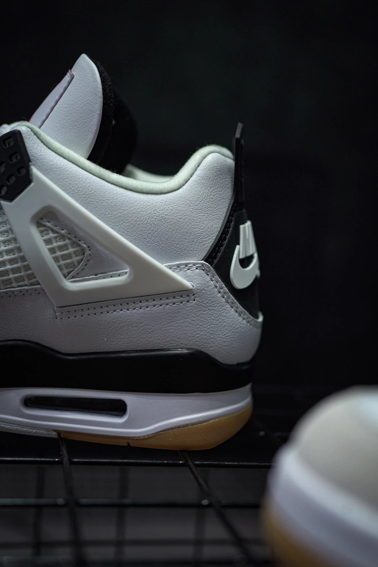 Nike SB x Air Jordan 4 co-branded preto e branco