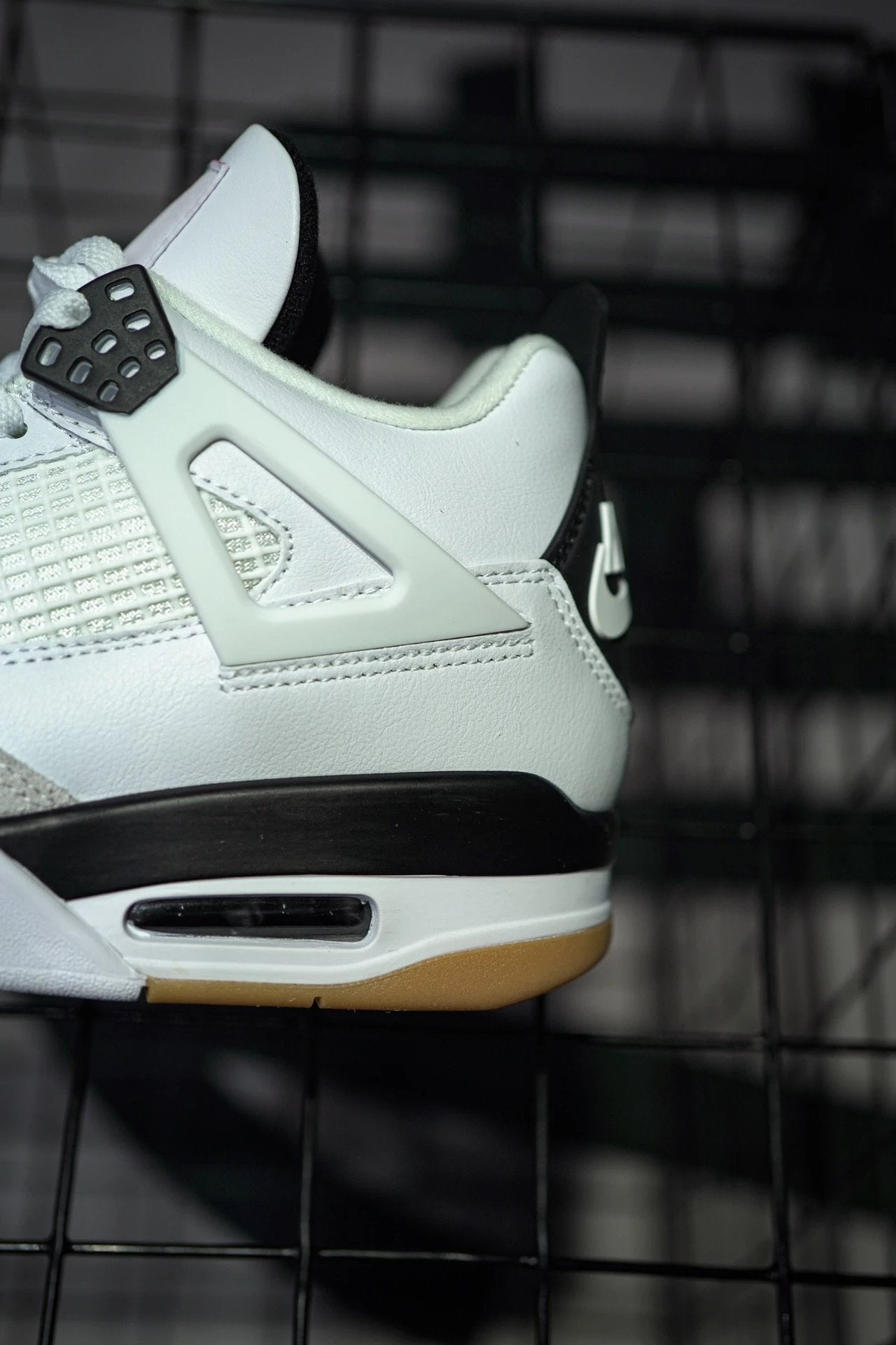 Nike SB x Air Jordan 4 co-branded preto e branco