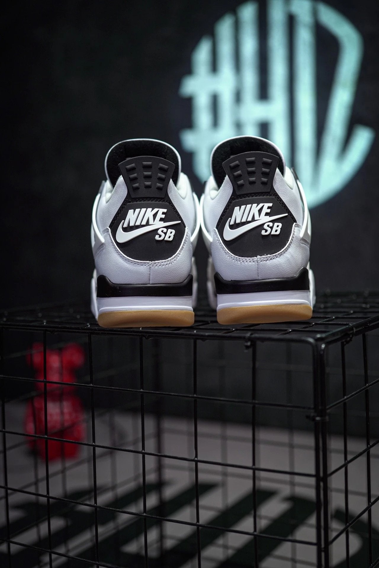 Nike SB x Air Jordan 4 co-branded preto e branco