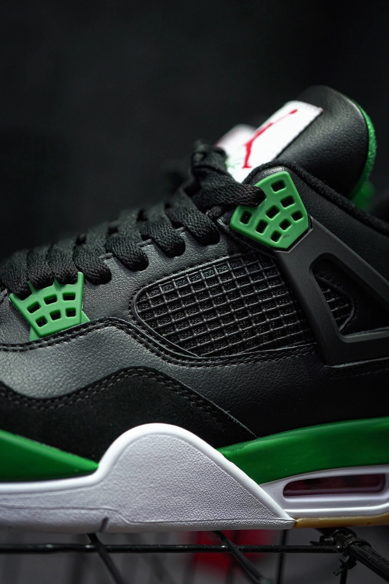 NK SB x Air Jordan 4 co-branded preto e verde