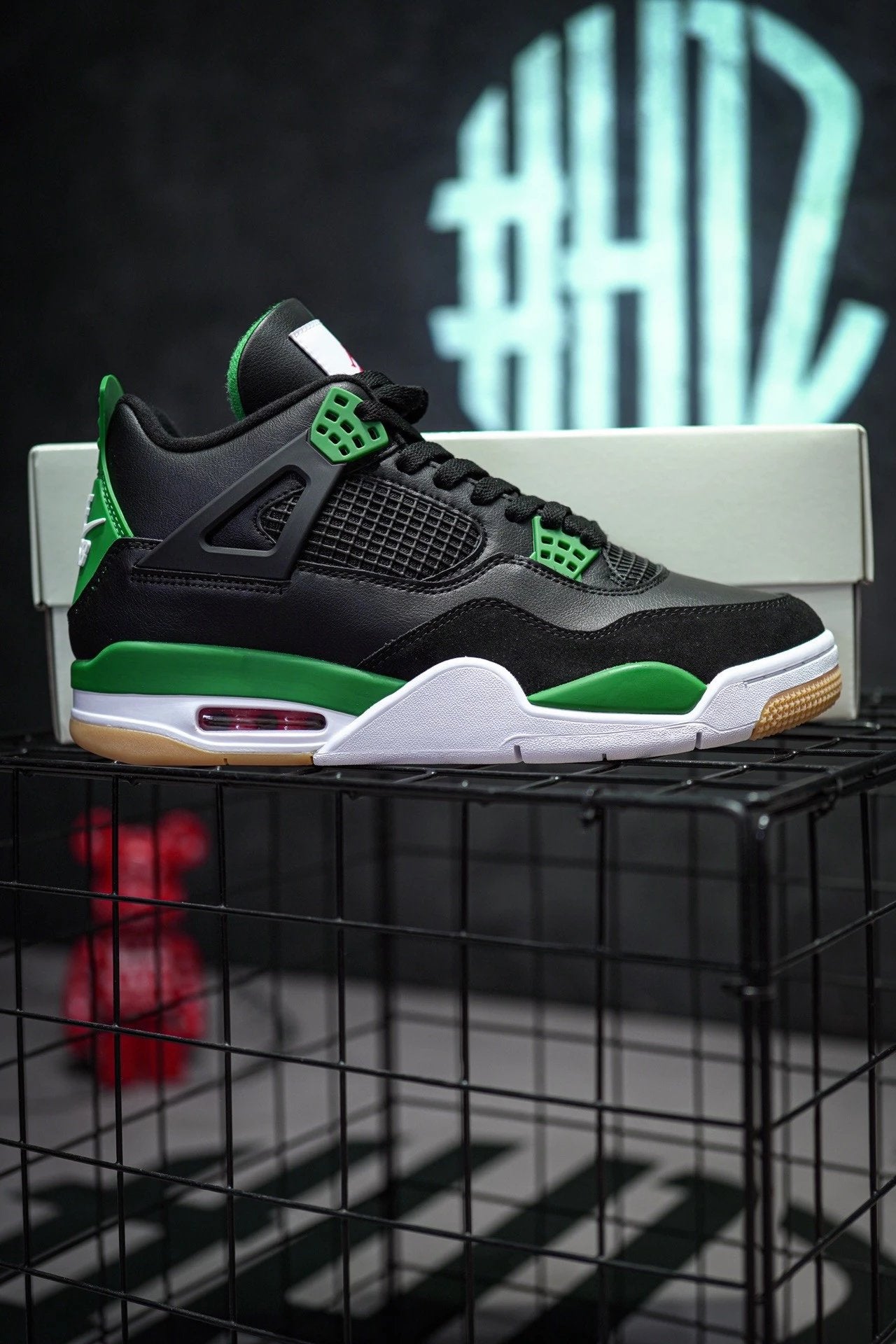 NK SB x Air Jordan 4 co-branded preto e verde