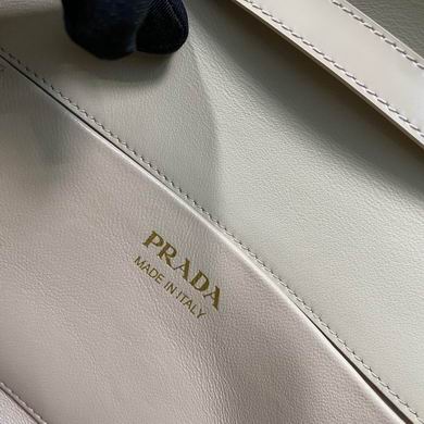 Bolsa Prada em couro