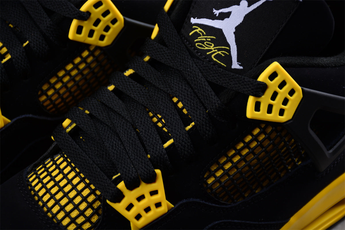 Jordan 4 Preto é Amarelo.
