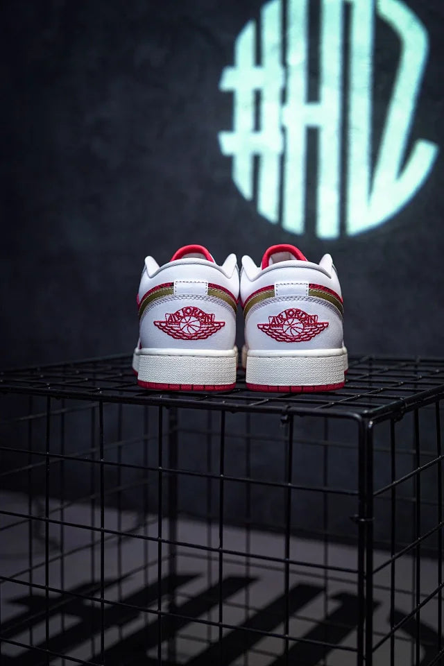 Air Jordan 1 Low "Spades" Poker Ouro-Branco-Vermelho