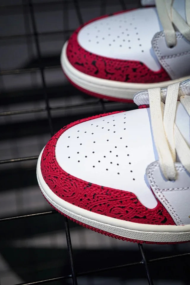 Air Jordan 1 Low "Spades" Poker Ouro-Branco-Vermelho