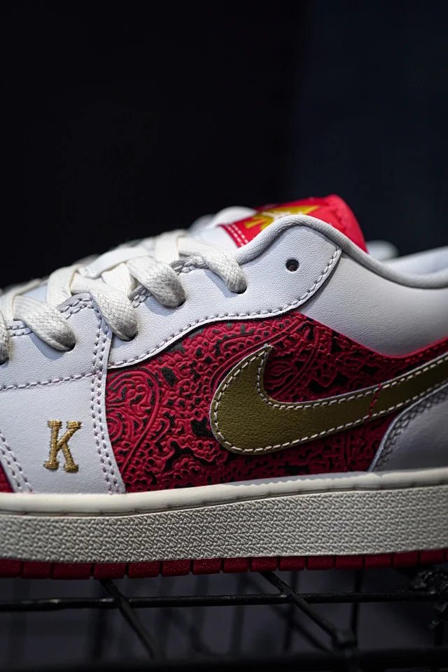 Air Jordan 1 Low "Spades" Poker Ouro-Branco-Vermelho