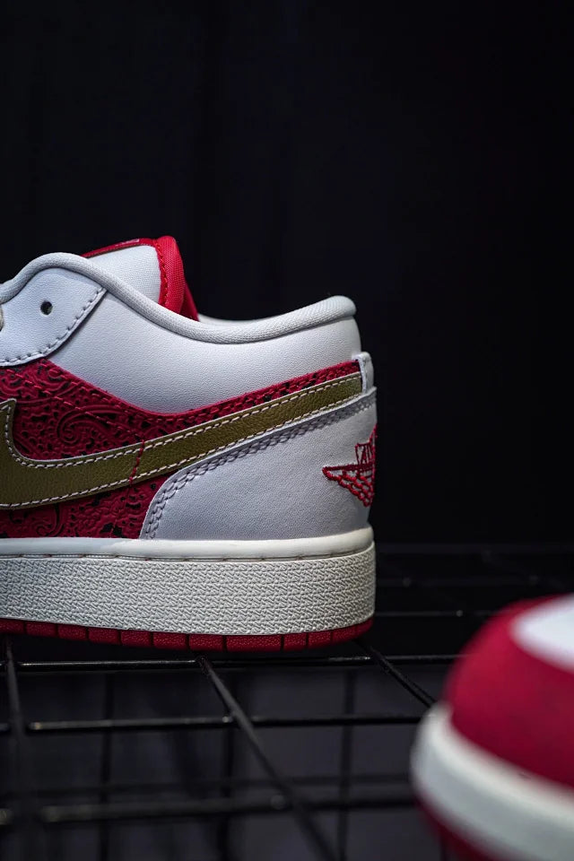 Air Jordan 1 Low "Spades" Poker Ouro-Branco-Vermelho