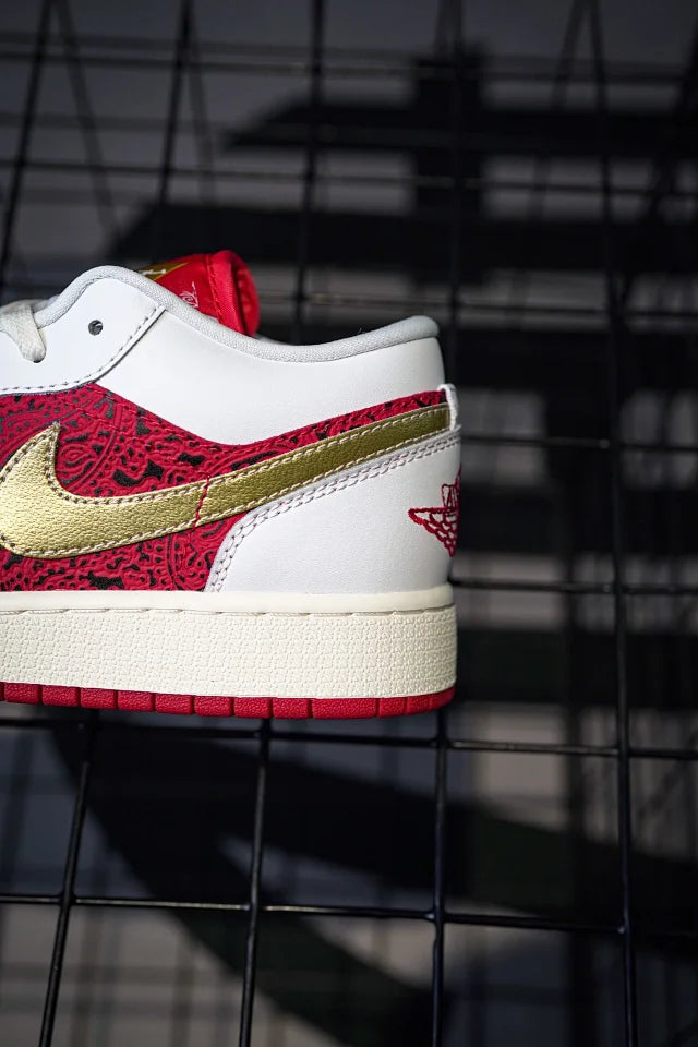 Air Jordan 1 Low "Spades" Poker Ouro-Branco-Vermelho