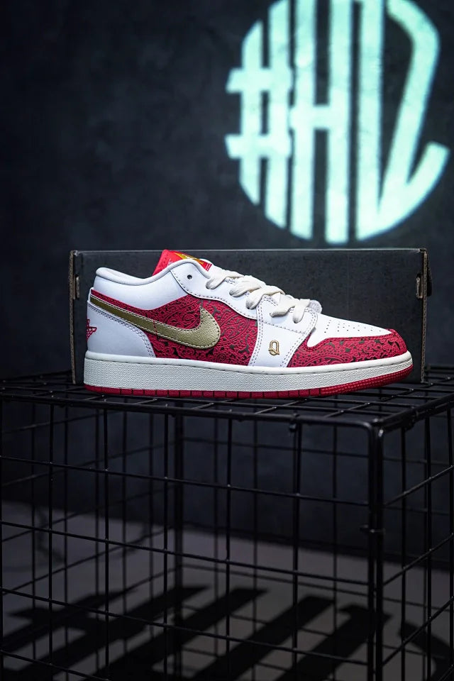 Air Jordan 1 Low "Spades" Poker Ouro-Branco-Vermelho