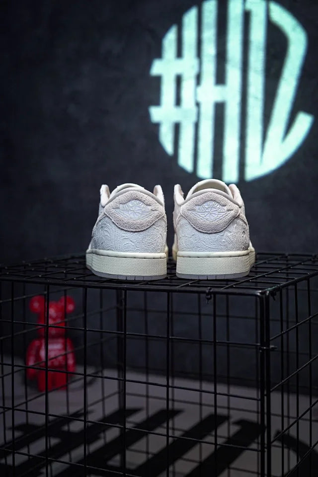 Chris Paul x Air Jordan 1 Low "Light Cream and Sail" Branco em relevo