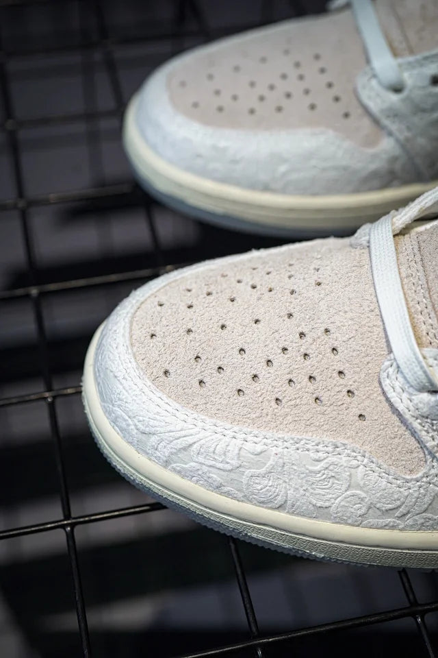 Chris Paul x Air Jordan 1 Low "Light Cream and Sail" Branco em relevo