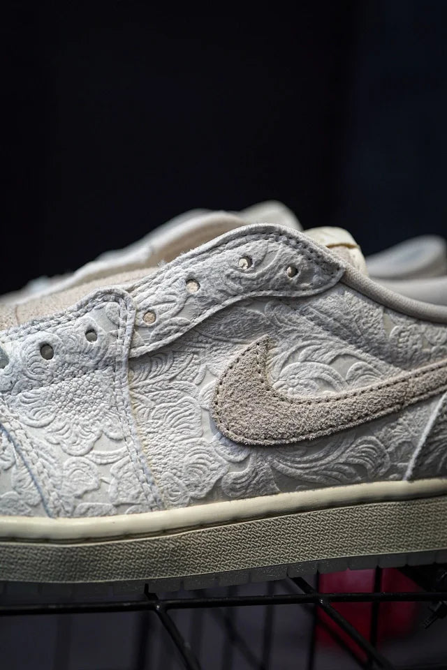 Chris Paul x Air Jordan 1 Low "Light Cream and Sail" Branco em relevo