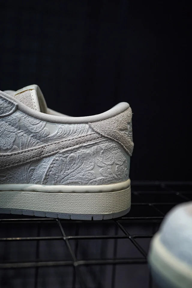 Chris Paul x Air Jordan 1 Low "Light Cream and Sail" Branco em relevo