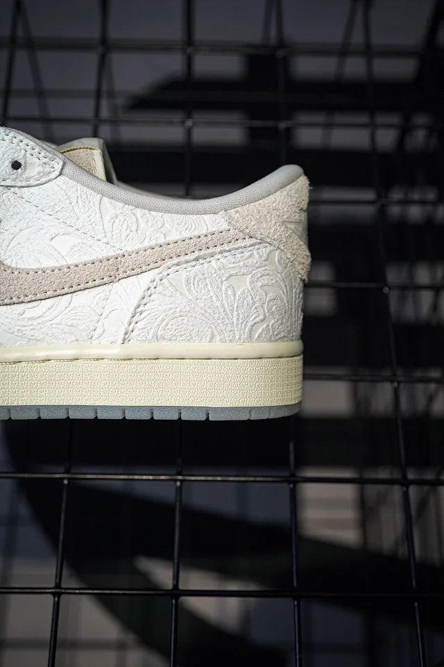 Chris Paul x Air Jordan 1 Low "Light Cream and Sail" Branco em relevo