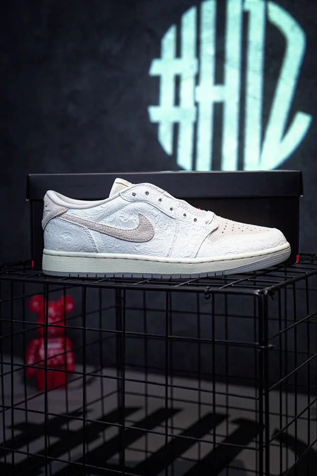 Chris Paul x Air Jordan 1 Low "Light Cream and Sail" Branco em relevo