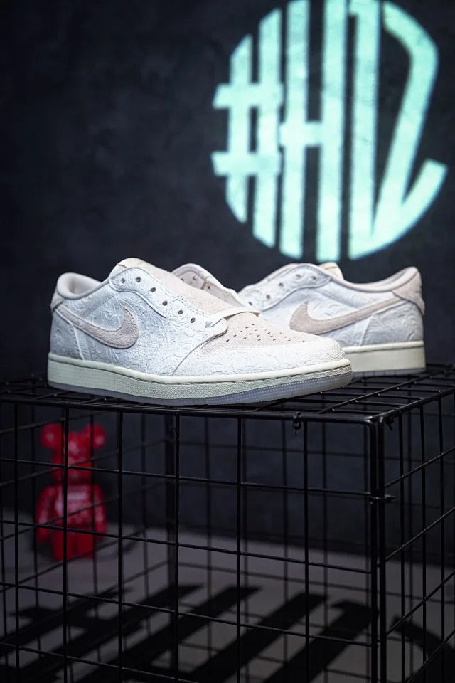 Chris Paul x Air Jordan 1 Low "Light Cream and Sail" Branco em relevo