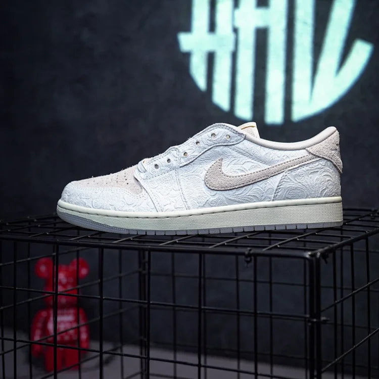 Chris Paul x Air Jordan 1 Low "Light Cream and Sail" Branco em relevo