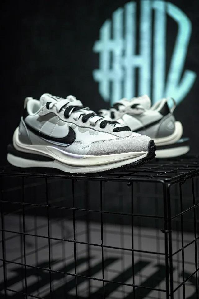 Sacai x Nike VaporWaffle 3.0 Preto & Branco