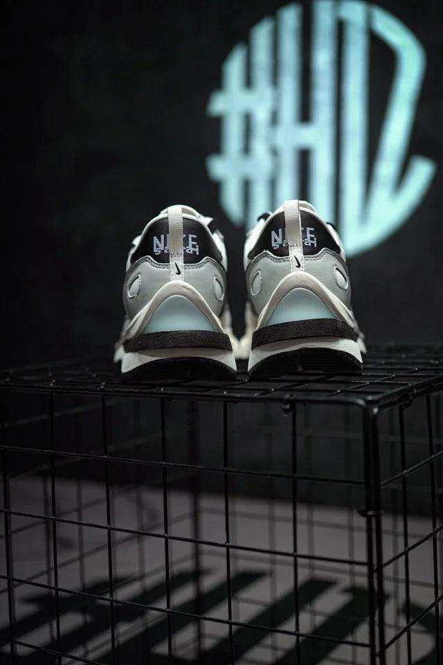 Sacai x Nike VaporWaffle 3.0 Preto & Branco