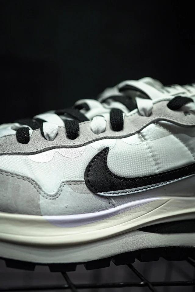 Sacai x Nike VaporWaffle 3.0 Preto & Branco