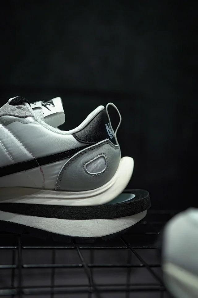 Sacai x Nike VaporWaffle 3.0 Preto & Branco