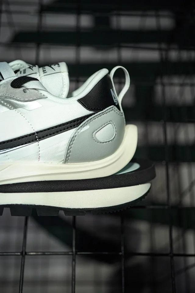 Sacai x Nike VaporWaffle 3.0 Preto & Branco