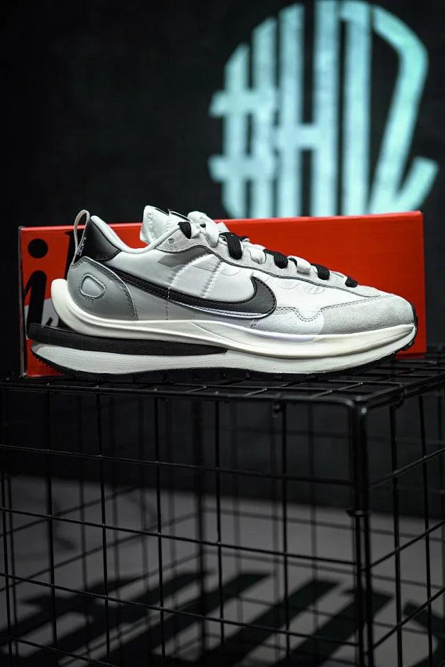 Sacai x Nike VaporWaffle 3.0 Preto & Branco