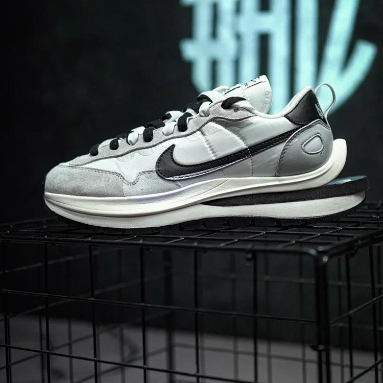 Sacai x Nike VaporWaffle 3.0 Preto & Branco