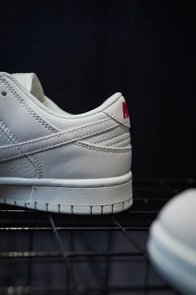 Supreme x Nike Dunk Low Beige branco vermelho