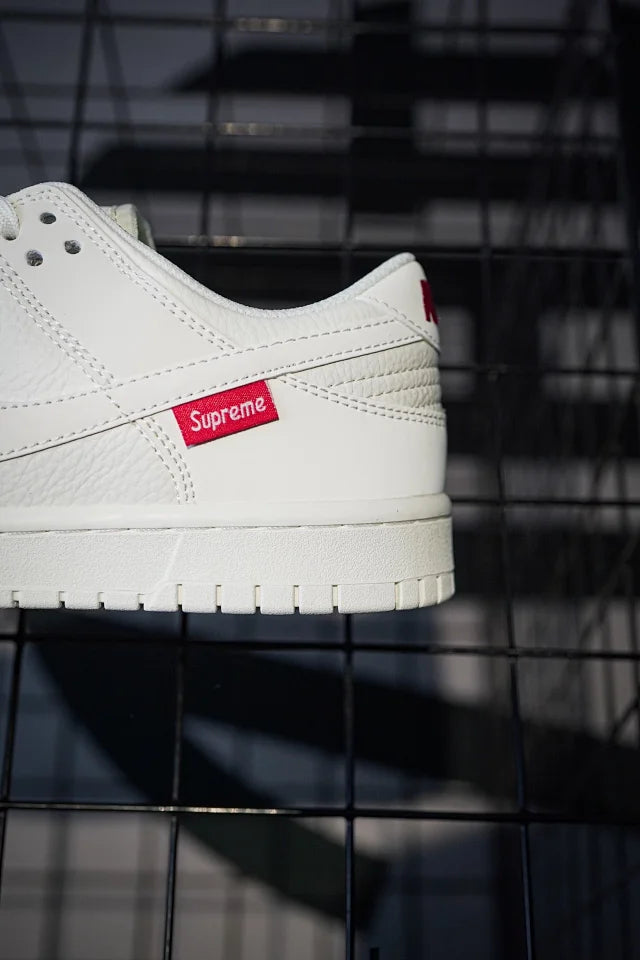 Supreme x Nike Dunk Low Beige branco vermelho