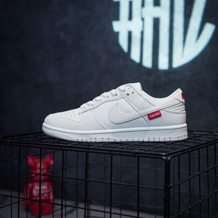 Supreme x Nike Dunk Low Beige branco vermelho