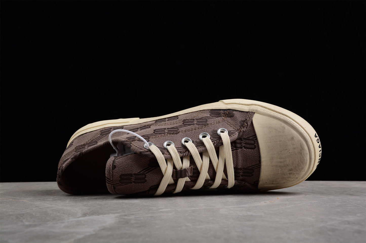 Q32 Balenciaga Vulc Destr