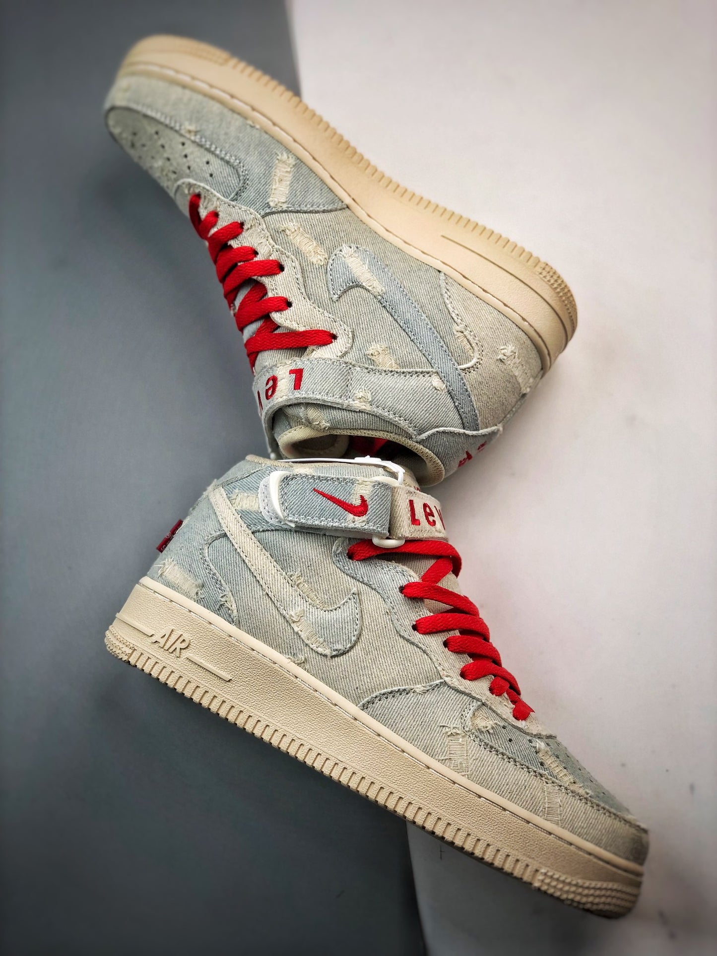 Levi's x Air Force 1 '07 Mid lona jeans desgastada