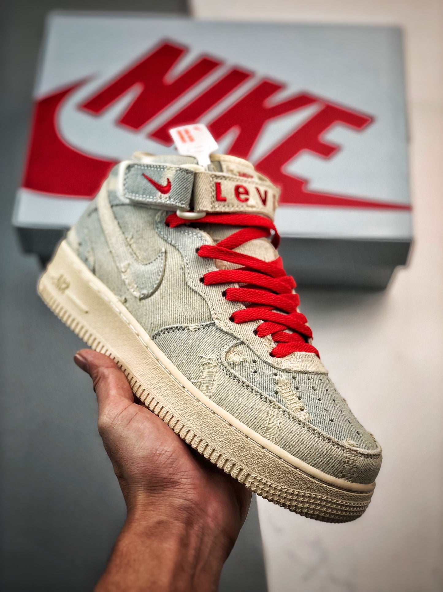 Levi's x Air Force 1 '07 Mid lona jeans desgastada