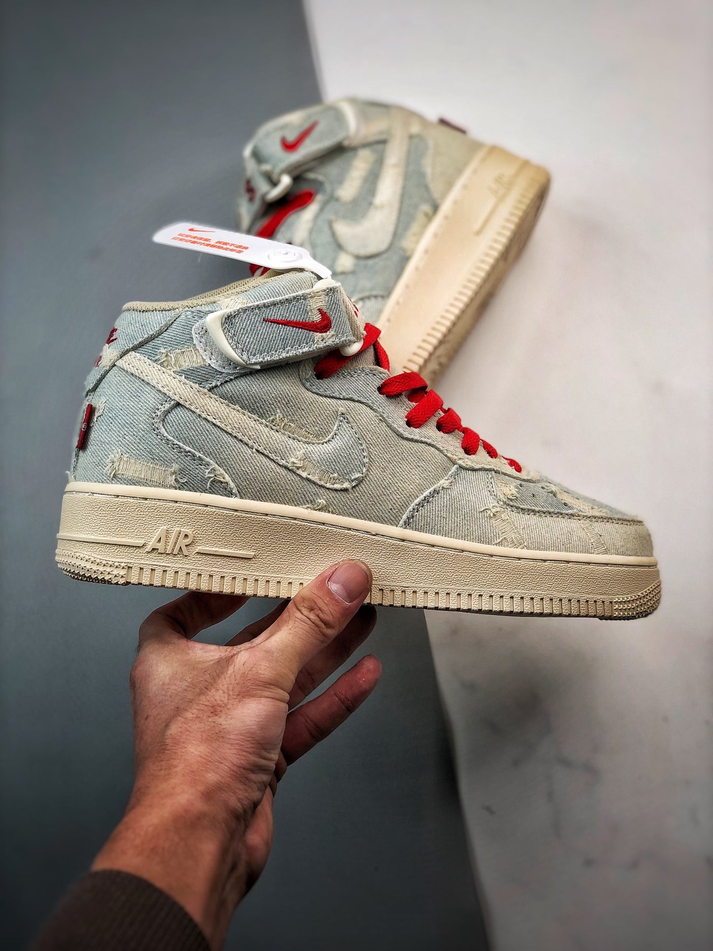 Levi's x Air Force 1 '07 Mid lona jeans desgastada